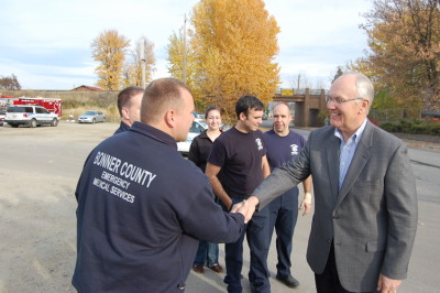 U.S. Senator Craig thanks Firemen